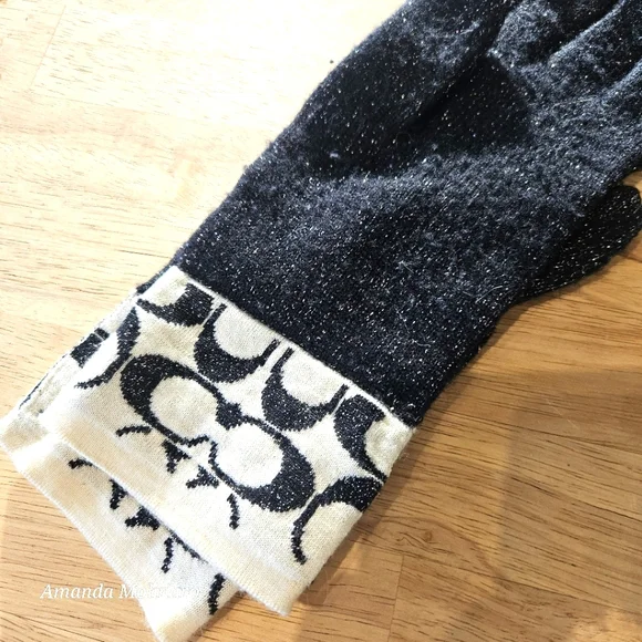 COACH Signature Logo Knit Gloves | OS - Picture 7 of 8